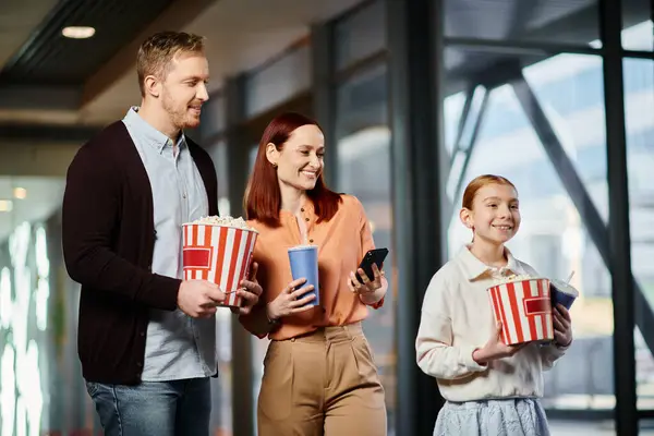 一个快乐的家庭一起站在电影院里 在看电影前一起享受片刻的欢乐 — 图库照片