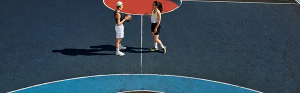 Två Atletiska Kvinnor Står Tryggt Tennisbana Redo Att Tävla Sommarsolen — Stockfoto