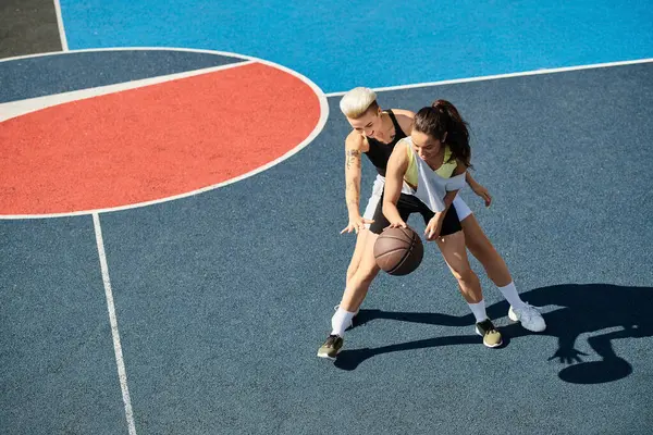 Dvě Atletické Ženy Stojí Basketbalovém Hřišti Oslavují Své Přátelství Lásku — Stock fotografie