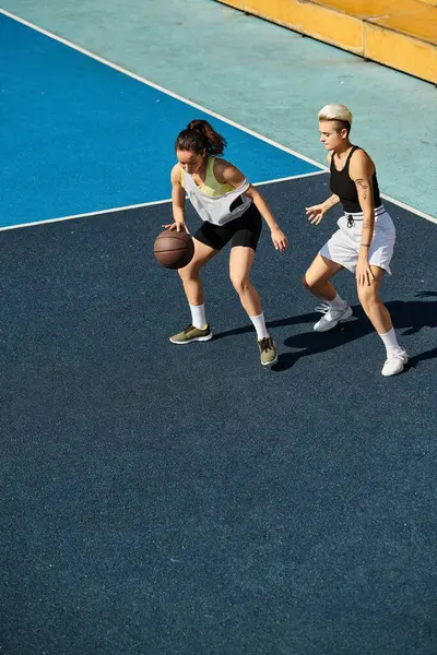 Dwie Wysportowane Młode Kobiety Triumfalnie Stoją Szczycie Boiska Koszykówki Ucieleśniając — Zdjęcie stockowe