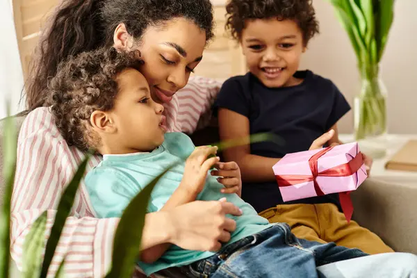 Üç çocuklu neşeli Afro-Amerikan ailesi birlikte harika vakit geçiriyorlar.