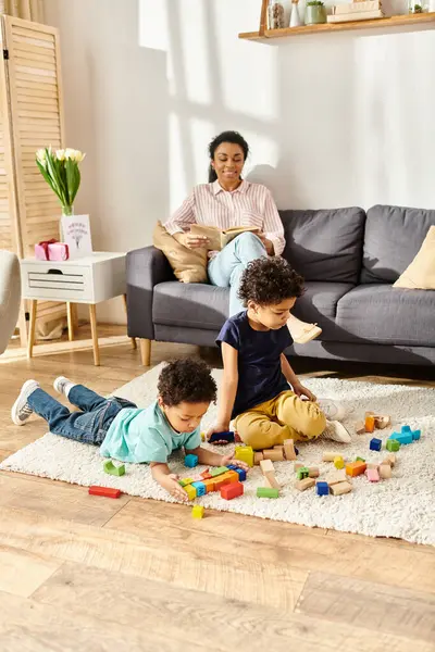 Alegre Africano Americano Madre Lectura Libro Mirando Juguetón Adorable Niños —  Fotos de Stock