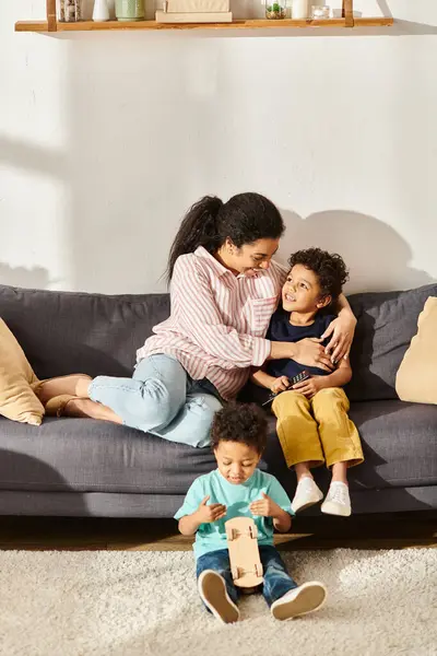 Alegre Africana Americana Madre Sentado Viendo Películas Con Adorable Hijos —  Fotos de Stock