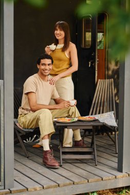 Irklar arası bir çift verandada birlikte oturur ve birlikte huzurlu bir anın tadını çıkarırlar..