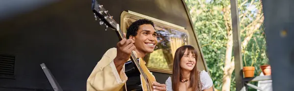 Man Passionately Strums His Guitar While Woman Stands Him Enjoying — Stock Photo, Image