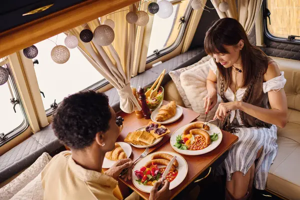 Pareja Disfrutando Acogedor Almuerzo Dentro Una Caravana Platos Deliciosa Comida — Foto de Stock