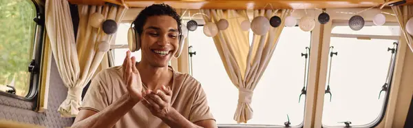 Hombre Afroamericano Feliz Escuchando Música Sus Auriculares Dentro Furgoneta — Foto de Stock
