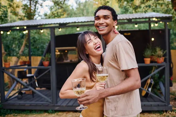 Man Och Kvinna Håller Glas Vin Njuter Romantisk Stund Tillsammans — Stockfoto