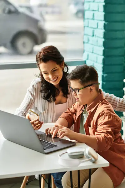Beautiful Joyous Mother Looking Laptop Her Inclusive Cute Son Syndrome — Stock Photo, Image
