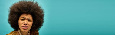 Moda giysileri içinde şık bir Afrikalı Amerikalı kadın, şaşırmış görünüyor..