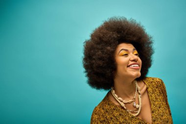 Kıvırcık saçlı, pırıl pırıl bir Afrikalı Amerikalı kadın..