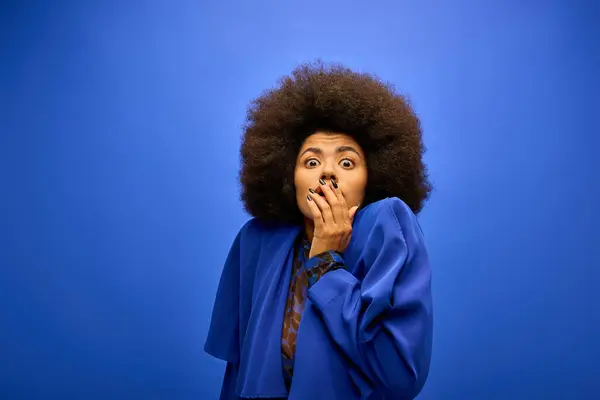 Eine Stylische Afroamerikanerin Trendiger Kleidung Zieht Ein Komisches Gesicht — Stockfoto