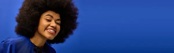 Eine Stylische Afroamerikanerin Mit Voluminösem Afro Posiert Vor Einer Lebendigen — Stockfoto