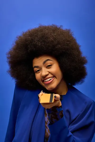 Stylish African American Woman Curly Hairdohair Holding Credit Card — Stock Photo, Image