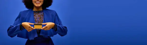 Une Femme Afro Américaine Élégante Tenue Tendance Tenant Petit Objet — Photo