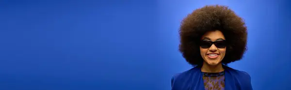 Modna Afroamerykanka Kręconych Włosach Okularach Przeciwsłonecznych Ubrana Niebieską Kurtkę Uderzająca — Zdjęcie stockowe