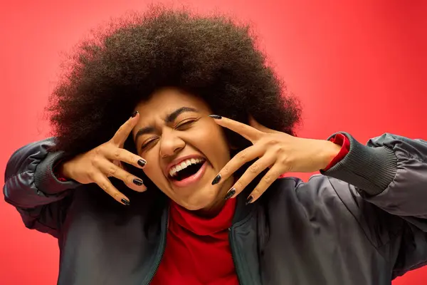 Stilvolle Afroamerikanerin Mit Lockigem Haar Die Die Hände Die Ohren — Stockfoto
