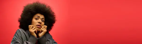 Eine Frau Mit Voluminösem Afro Zieht Einen Komischen Gesichtsausdruck — Stockfoto