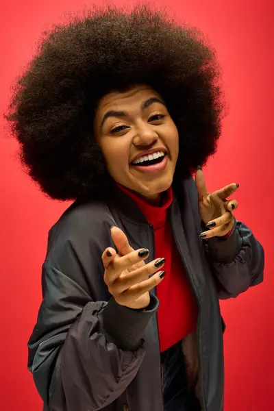 一个时髦的非洲裔美国女人 卷曲的头发 在充满活力的背景下滑稽的脸 — 图库照片