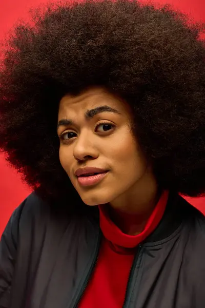 Trendige Afroamerikanerin Mit Lockiger Frisur Posiert Selbstbewusst Knallroten Hemd — Stockfoto