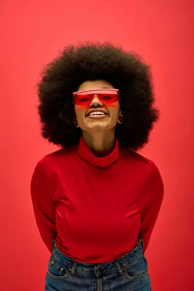 Elegante Mujer Afroamericana Gafas Rojas Camisa Posando Sobre Vibrante Telón — Foto de Stock