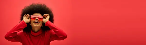 Mujer Afroamericana Luce Con Confianza Una Camisa Roja Gafas Juego — Foto de Stock