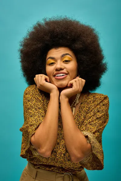 Stijlvolle Afro Amerikaanse Vrouw Met Krullend Haar Poseren Levendige Achtergrond — Stockfoto