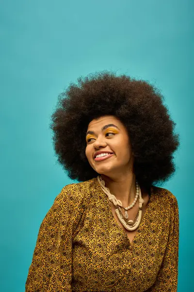 Stijlvolle Afro Amerikaanse Vrouw Met Krullend Haar Die Fel Glimlacht — Stockfoto