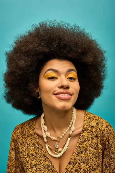 一个有着引人注目的非洲血统和黄色妆容的非洲裔美国女人在充满活力的背景下打扮得很时髦 — 图库照片