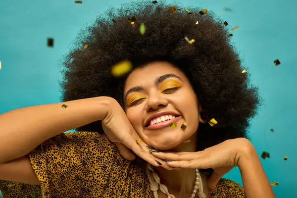 Stilvolle Afroamerikanerin Mit Lockigen Haaren Vor Lebendiger Kulisse — Stockfoto