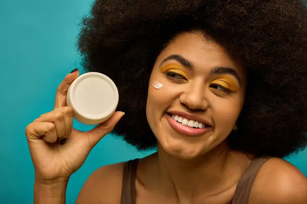 Femme Afro Américaine Élégante Avec Cheveux Bouclés Tenant Pot Crème — Photo