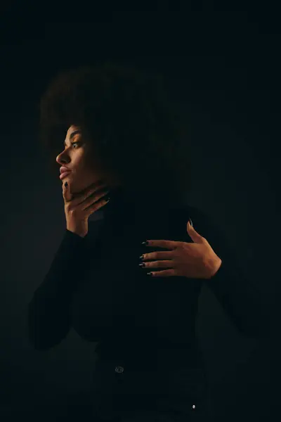 Stylová Afroameričanka Rukama Hrudi Módní Oblečení Proti Pulzující Pozadí — Stock fotografie
