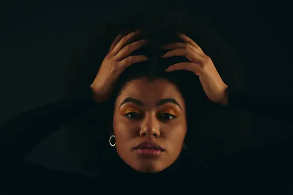 Eine Stylische Afroamerikanerin Mit Händen Auf Dem Kopf Trendiger Kleidung — Stockfoto
