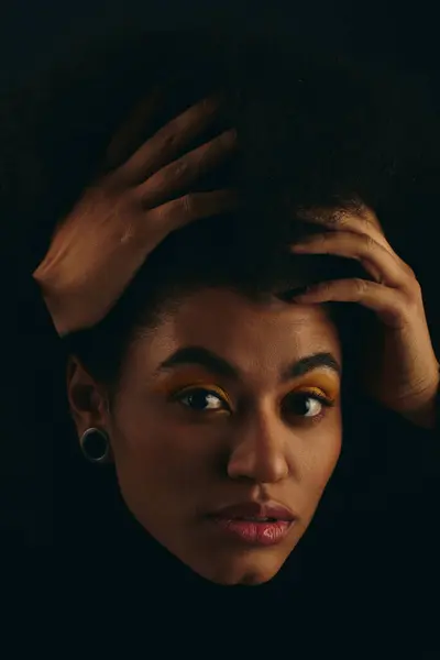Stilvolle Afroamerikanerin Trendiger Kleidung Hände Auf Dem Kopf Vor Lebendiger — Stockfoto