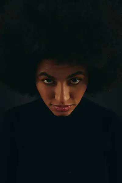 Trendy Afro Amerikaanse Vrouw Met Grote Afro Vol Vertrouwen Staren — Stockfoto
