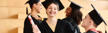 Mezuniyet şapkası ve cübbesi takmış bir grup mutlu öğrenci bir üniversite töreninde akademik başarılarını kutluyorlar..