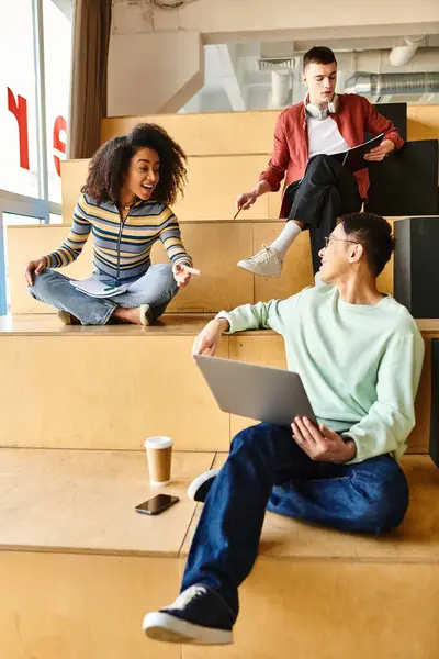 ステップに座り 会話に従事し お互いの会社を楽しんでいる多文化の学生の多様なグループ — ストック写真