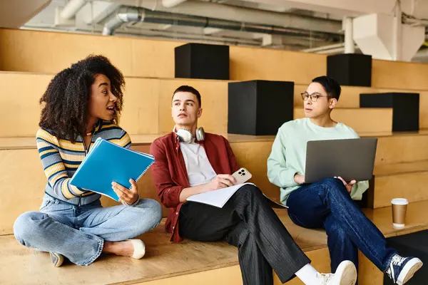 Multikulturelle Studenten Sitzen Mit Laptops Auf Der Bühne Und Nehmen — Stockfoto