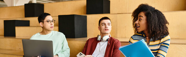 Группа разнородных студентов, включая афроамериканскую черную девочку, вместе в школе