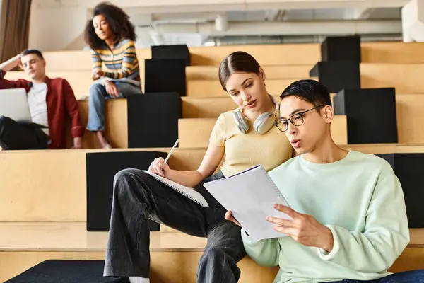 Man Woman Diverse Backgrounds Sit Lecture Hall Steps Engrossed Conversation — Stock Photo, Image