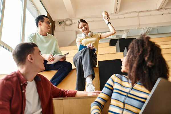 Мультикультурная группа студентов внимательно слушает лекции в университетском лекционном зале