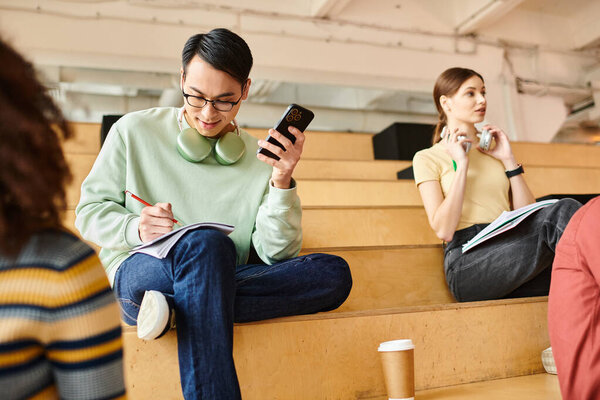 Мультикультурная группа студентов внимательно слушает лекции в лекционном зале университета.