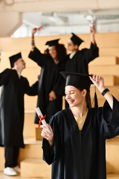 Mångsidig Grupp Studenter Examensklänningar Och Skrivtavlor Firar Sin Akademiska Prestation — Stockfoto