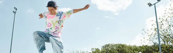 Молодий Ковзаняр Маневрує Скейтбордом Рампі Яскравому Скейт Парку Сонячний Літній — стокове фото