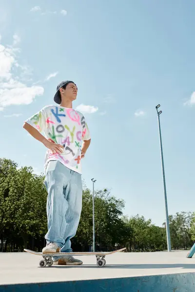 Joven Skater Monta Con Confianza Monopatín Sobre Una Rampa Parque — Foto de Stock