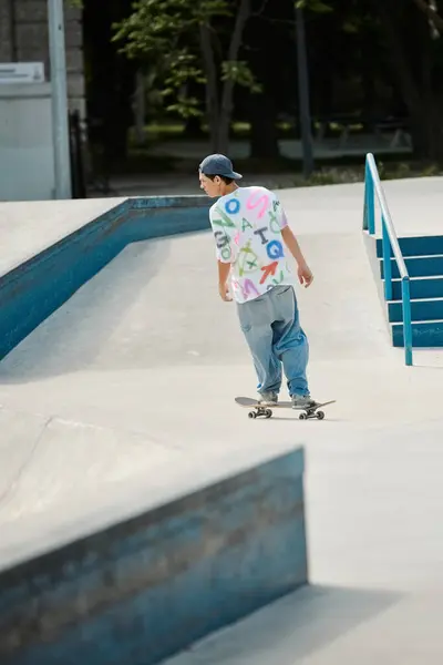 Modig Ung Skridskoåkare Rider Tryggt Sin Skateboard Upp Sidan Ramp — Stockfoto