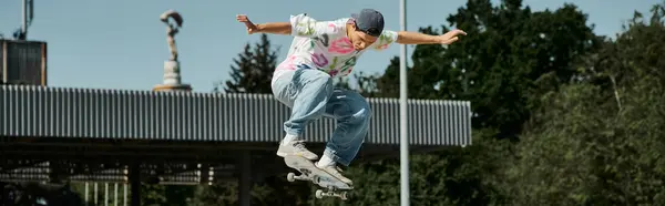 在阳光明媚的夏日 一个年轻的滑板男孩在滑板公园骑滑板时 不顾重力在空中飞舞 — 图库照片
