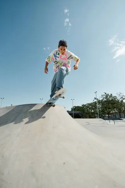 Jovem Skatista Menino Passeios Skate Para Baixo Lado Rampa Livre — Fotografia de Stock