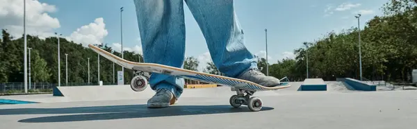 Ung Skridskoåkare Pojke Rider Lätt Sin Skateboard Utför Trick Den — Stockfoto
