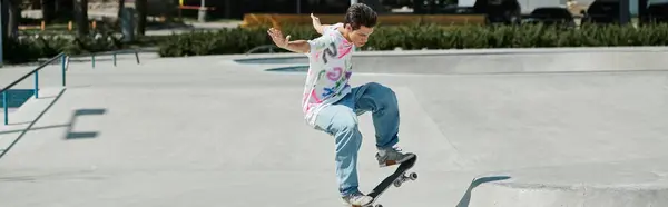 Ung Man Rider Skickligt Sin Skateboard Uppför Sidan Ramp Vid — Stockfoto